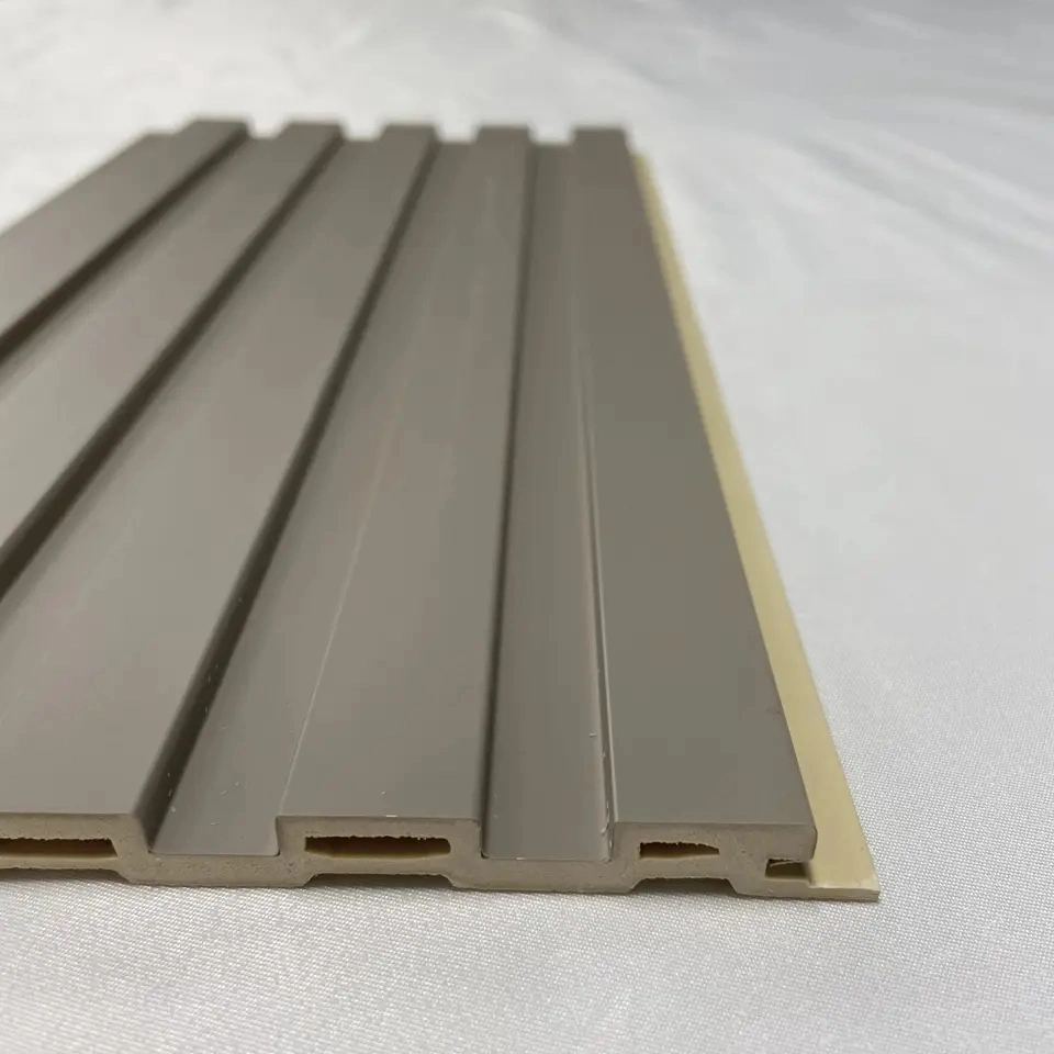 Grano de madera ignífuga WPC el panel de pared el revestimiento de madera de alta calidad de las placas de compuesto de plástico