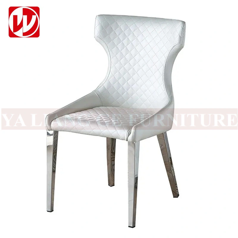 Chaise de salle à manger de luxe en cuir PU blanc avec structure en acier inoxydable argenté.