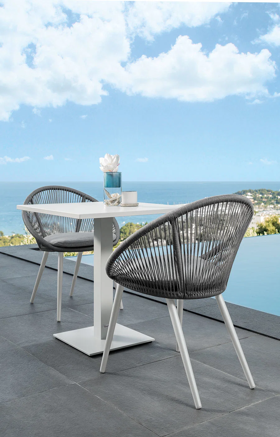Table de salle à manger extérieure en bois pour yacht familial de l'hôtel. Les chaises peuvent être personnalisées. Ensemble de meubles.