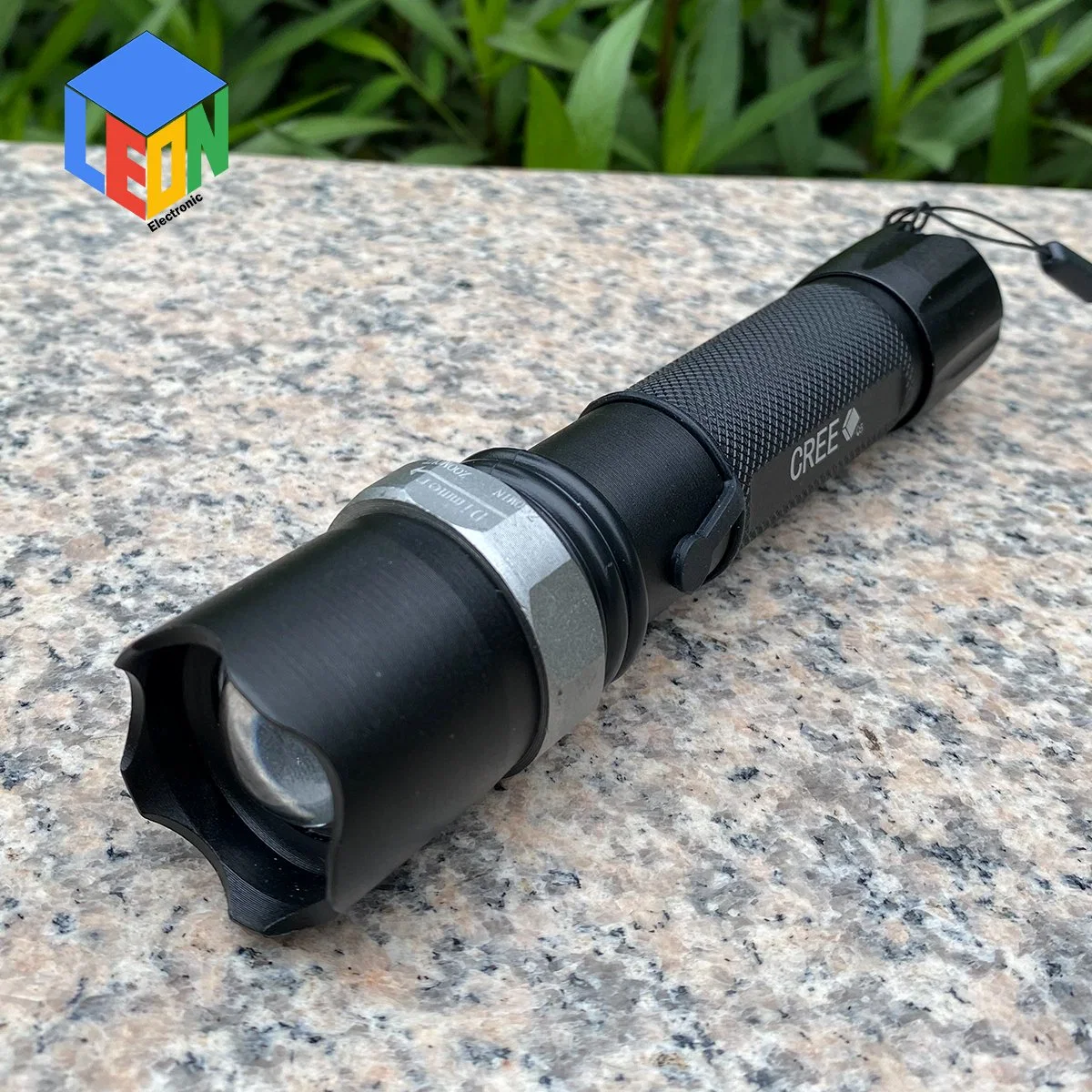 Rechargeable Zoom in and Zoom out Function Outdoor Camping Searching LED Flashlight