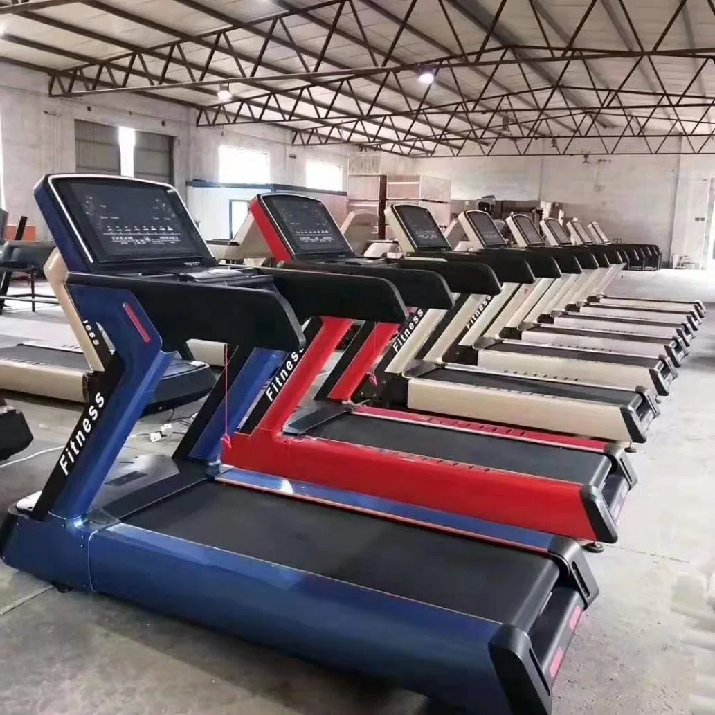 Esteira comercial curta máquina em funcionamento equipamentos de fitness no Ginásio Club