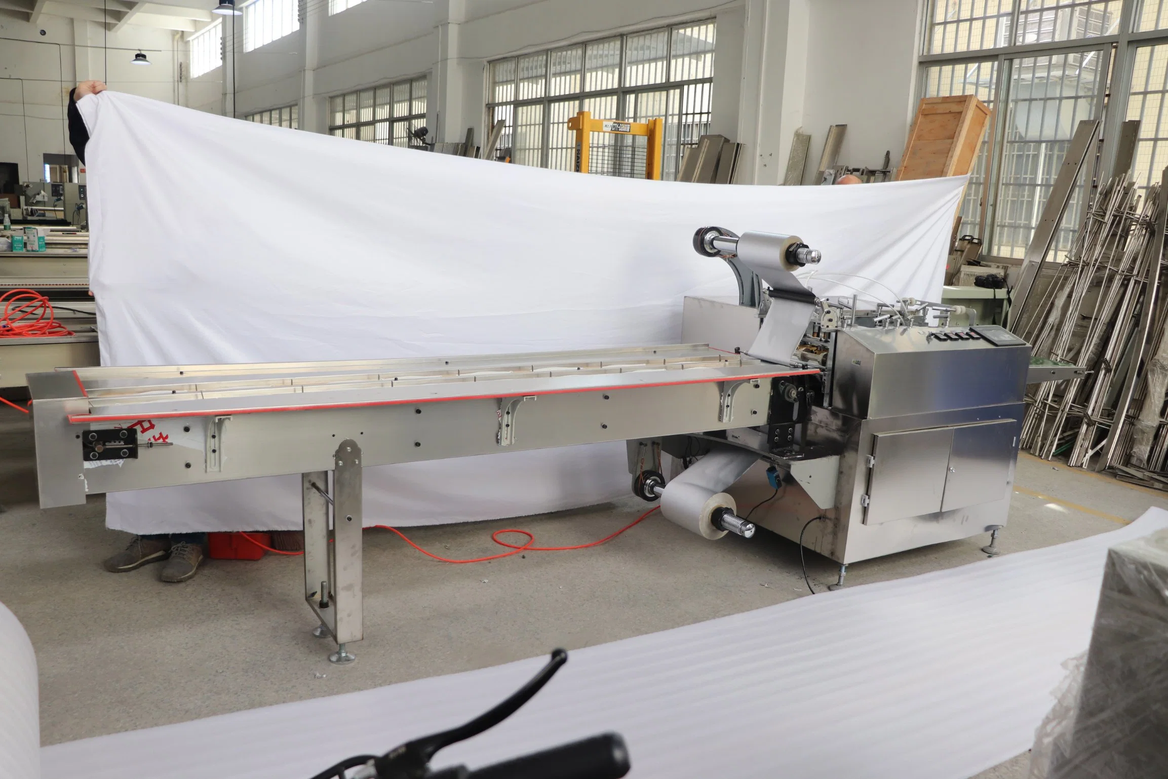 Automatic Four Side Sealed Packaging Machine Kf94/N95 Masks Paper Plastic Film Packing Machine