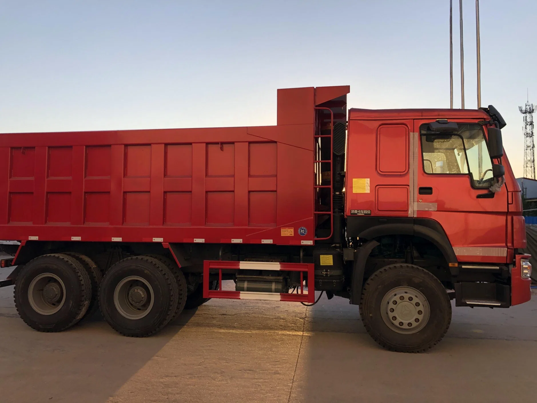 A condição original de boa qualidade usado caminhão de caixa basculante Modelo 2016 375HP 35 Cbm Usado Sinetruck Euro3 HOWO Mining Caminhão Basculante