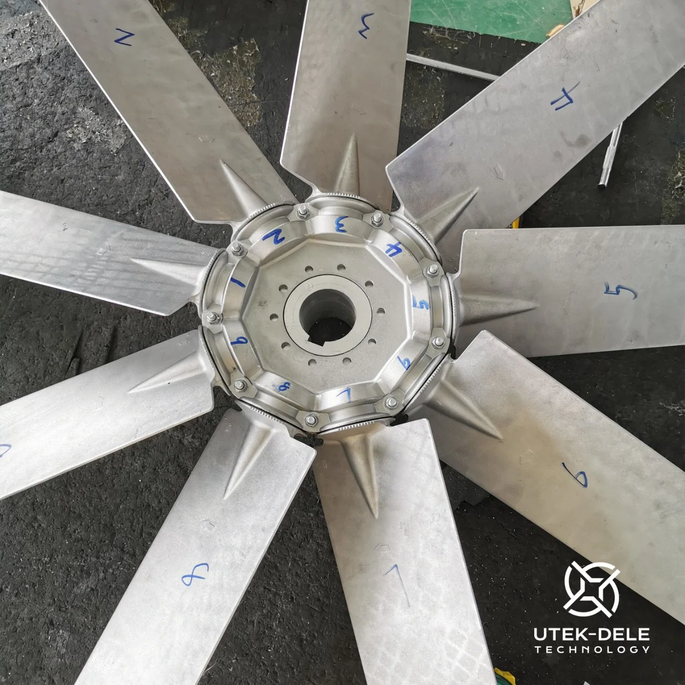 12 Blades/Impellers Light Weight and High Strength Axial Cooling Fan for Cat 3406c