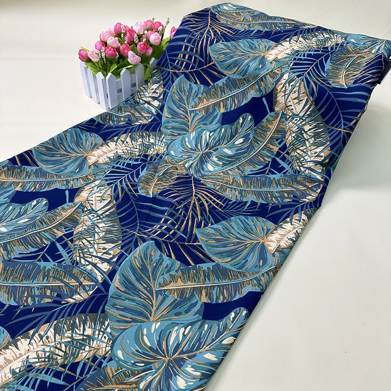 Tecidos macios para vestuário com design floral estampado em 100% poliéster, disponíveis em várias opções.