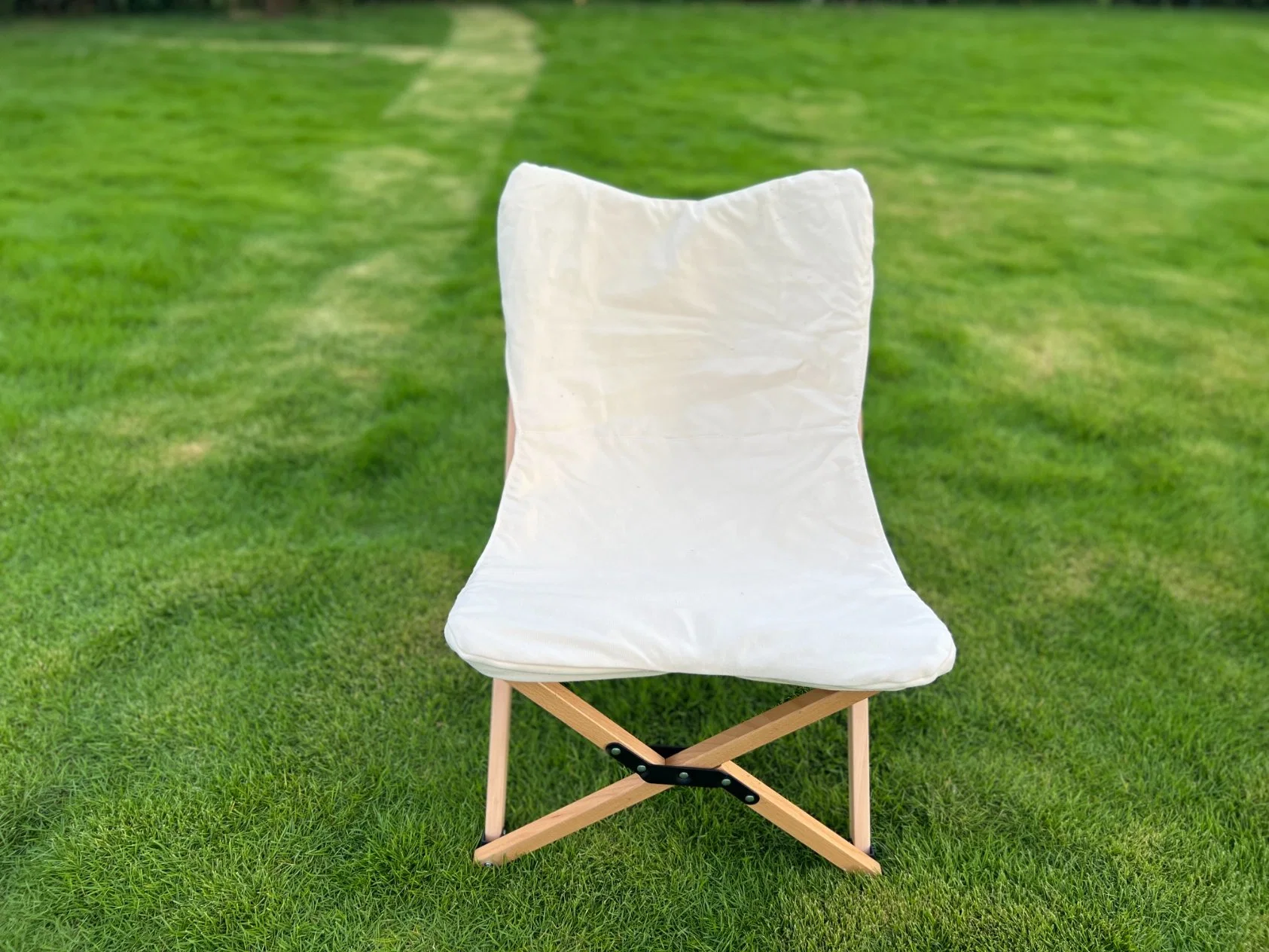 Chaise pliante en bois pour le camping en plein air.