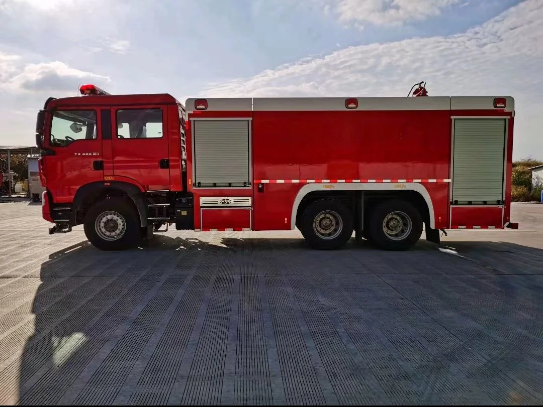 Sinotruck HOWO Serviço Pesado 6*4 Pó combinada de espuma de combate a incêndio Veículo