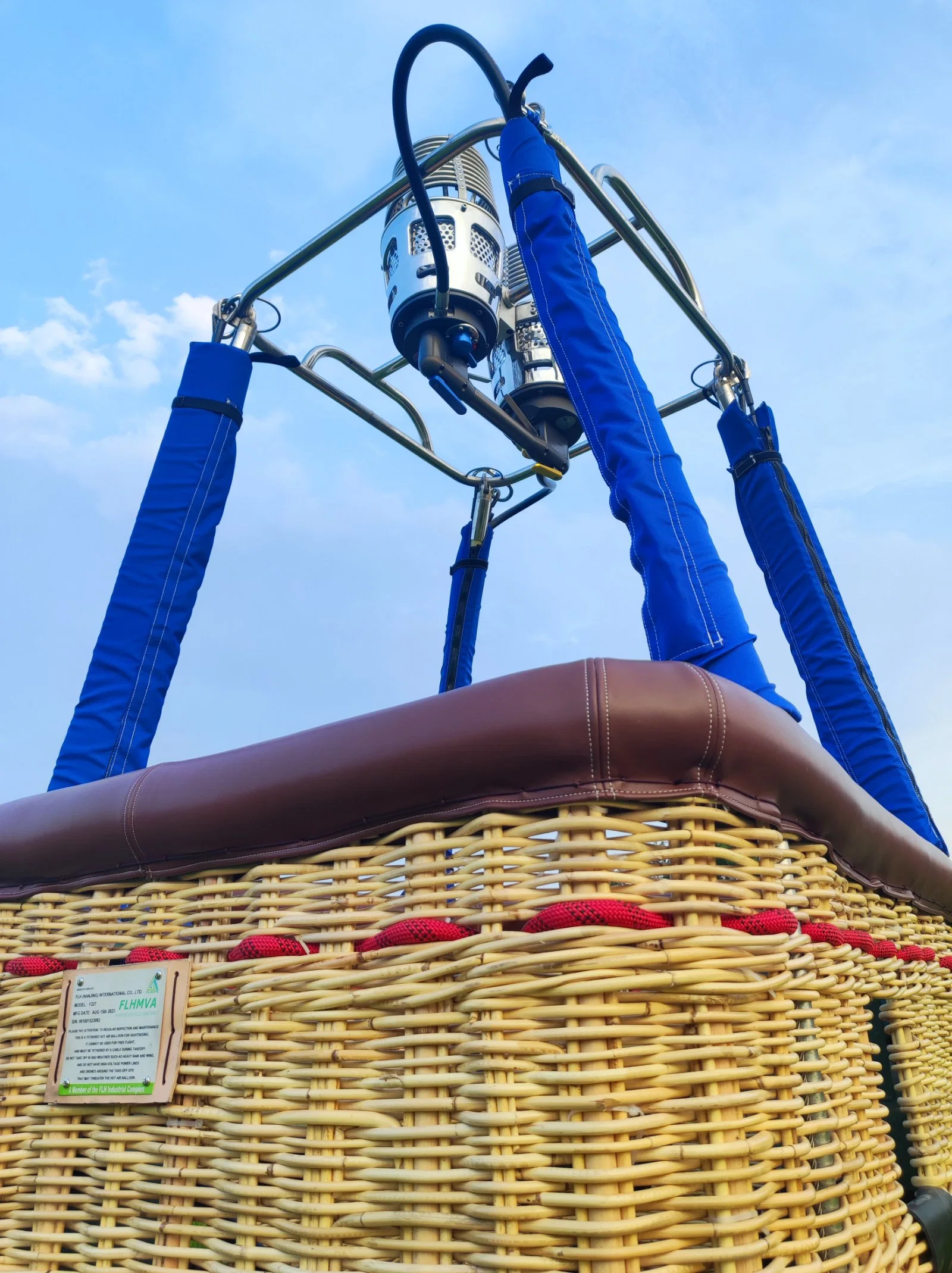 [F73b] Sport und Wettbewerb und Werbung bemannte Heißluftballon