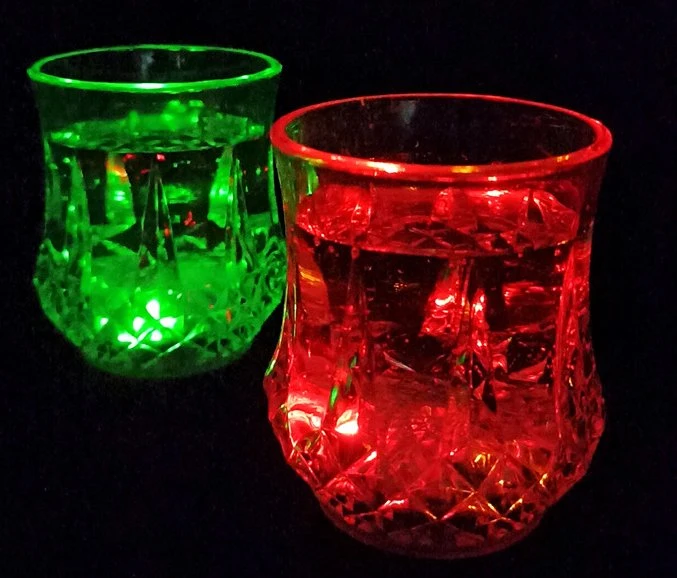 Luces de bar activadas por agua. Copa de cerveza que se ilumina con líquido.