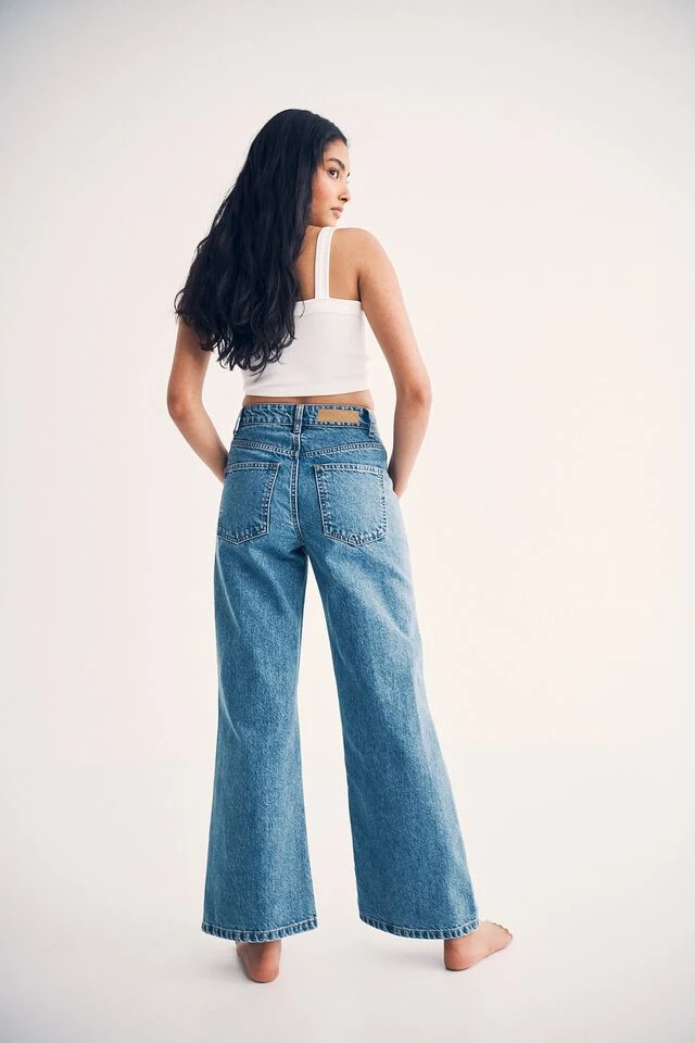 La mujer azul medio de altura en la cintura de la calidad de lavado de piedra del ozono Non-Stretch amplia de la pierna delantera pantalones Denim con el parche de moda Dama Jeans de bolsillo