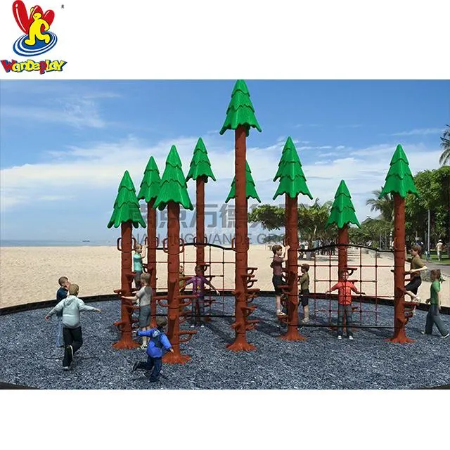 Les enfants des écoles de terrain de jeux de plein air à grimper aux arbres de l'exercice de l'équipement