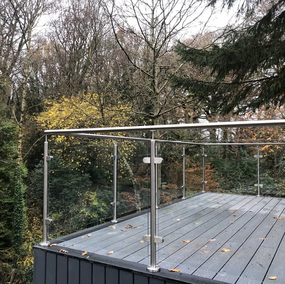 Rampe en verre de balcon en acier inoxydable avec profilé en U en aluminium semi-sans cadre.