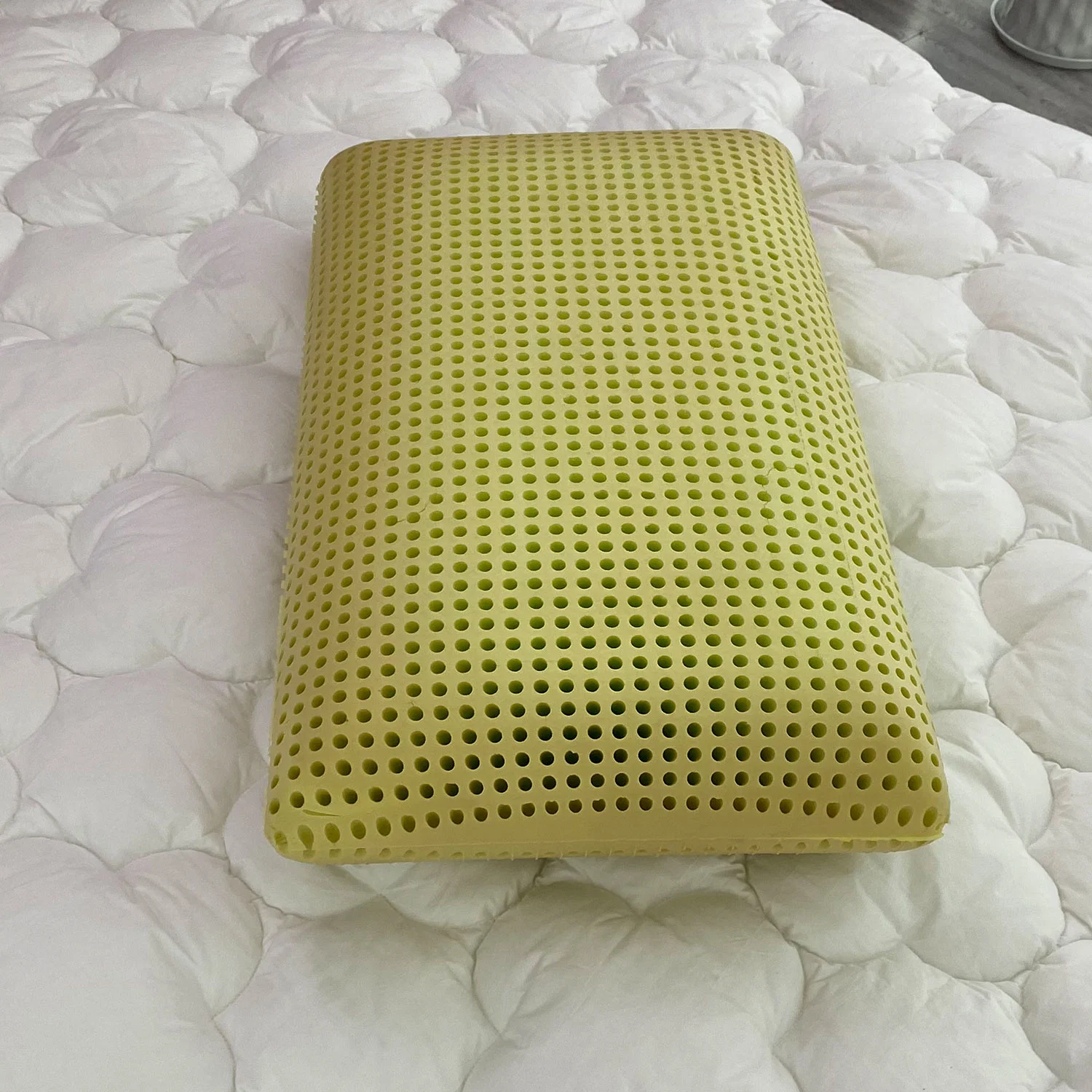 Customized Bedding Skin-Friendly Chrysanthemum Fruit Flavour Like Baby Sleep Memory Foam Pillow