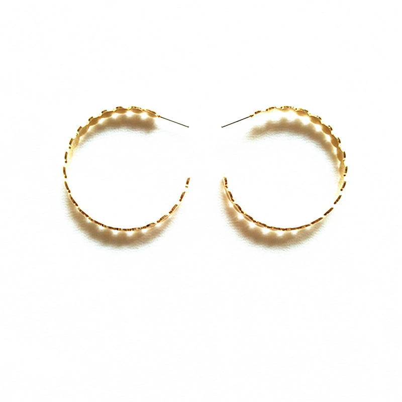 Accesorios de metal simple Big Ear C Círculo forma olas Stud Earrings