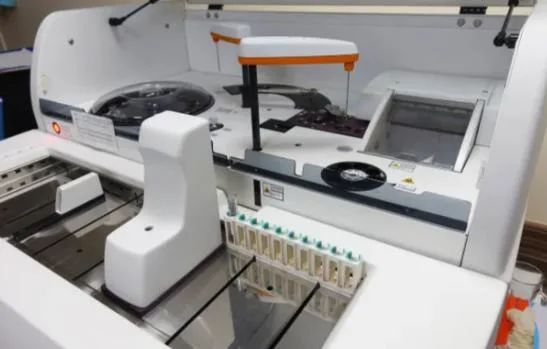 Analizador químico de laboratorio 400tests horas Analizador bioquímico totalmente automático para laboratorio