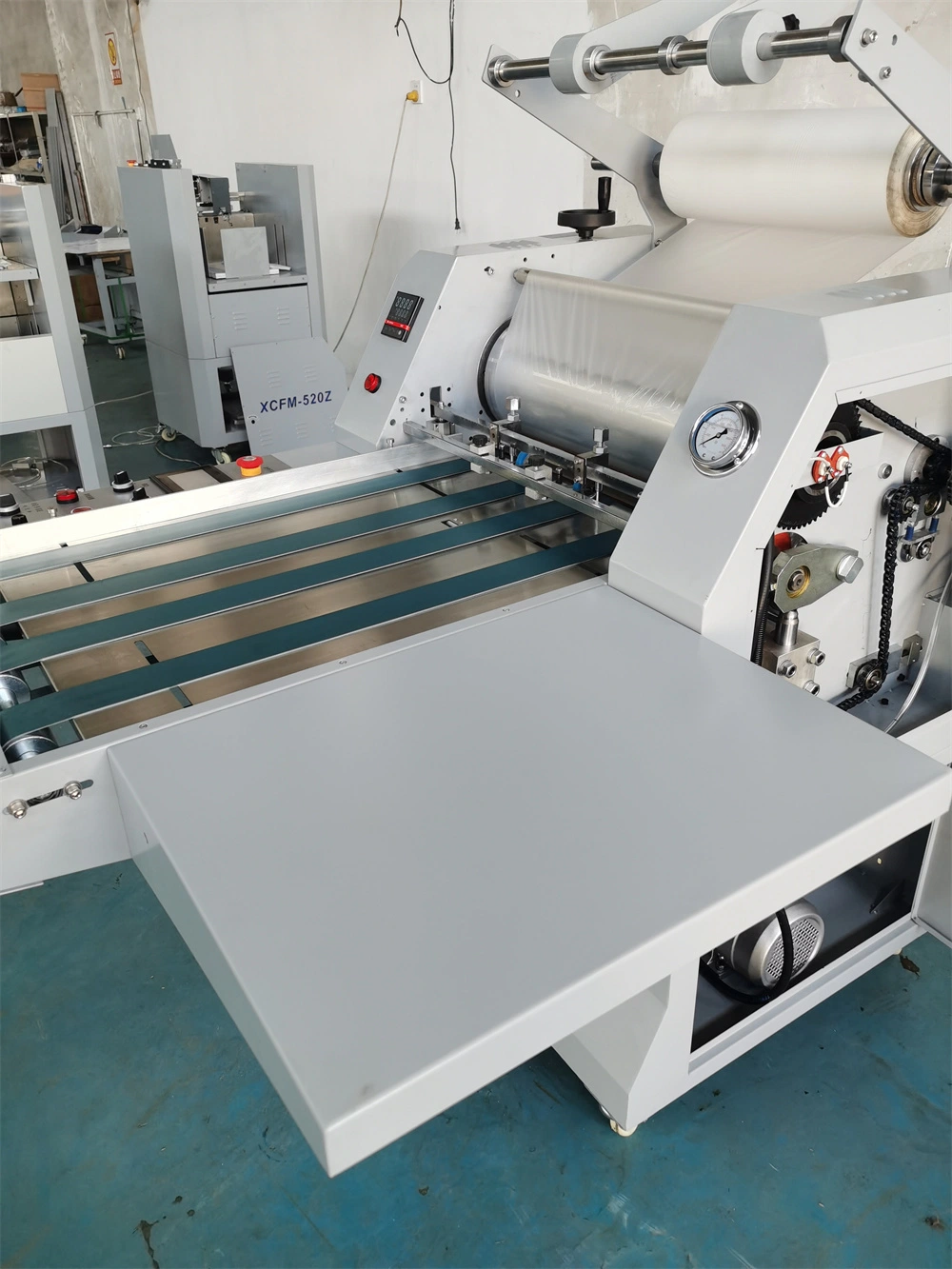 720 Large Size Hydraulic Fast Auto Break Laminator with Conveyor Belt Feed