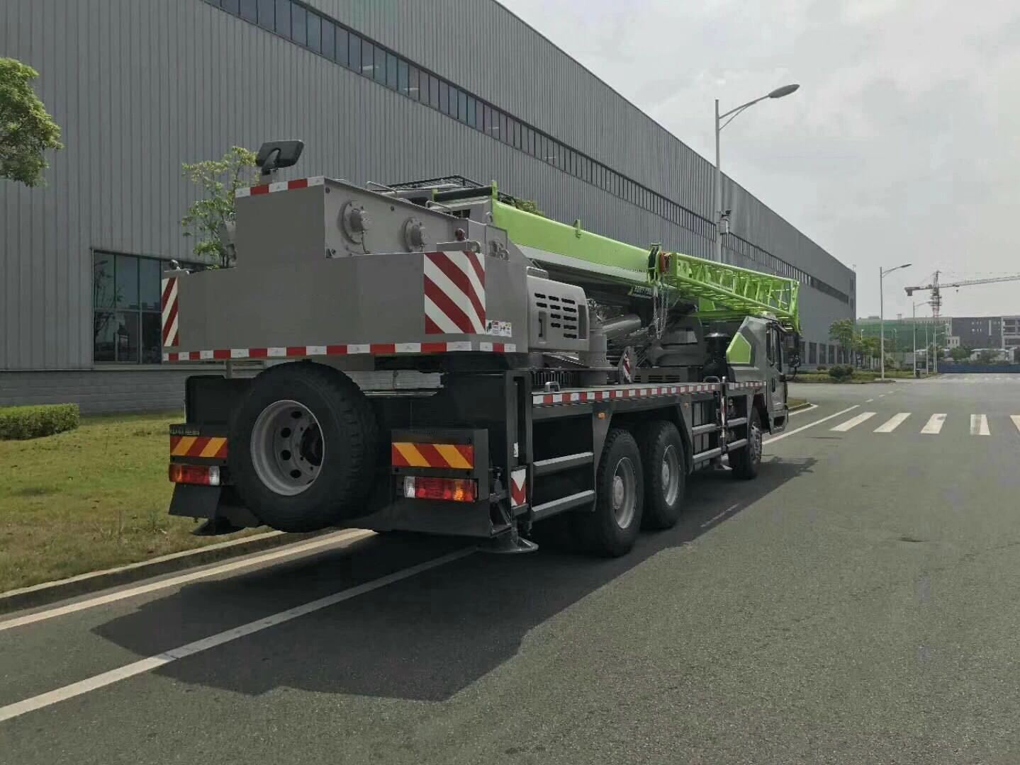 Zoomlion 80 Ton Mobile Crane with 49m Lift Height Ztc801V552