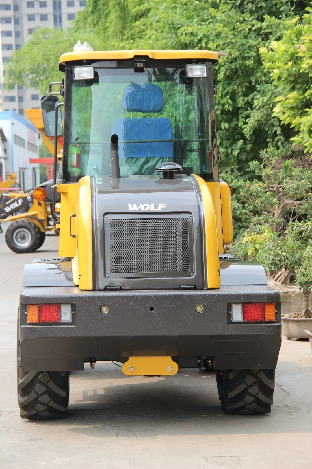 China Wolf Loader 1500kg/1.5t Hydraulic Mini Loader with Quick Hitch/Pallet Fork/Grapple/Auger