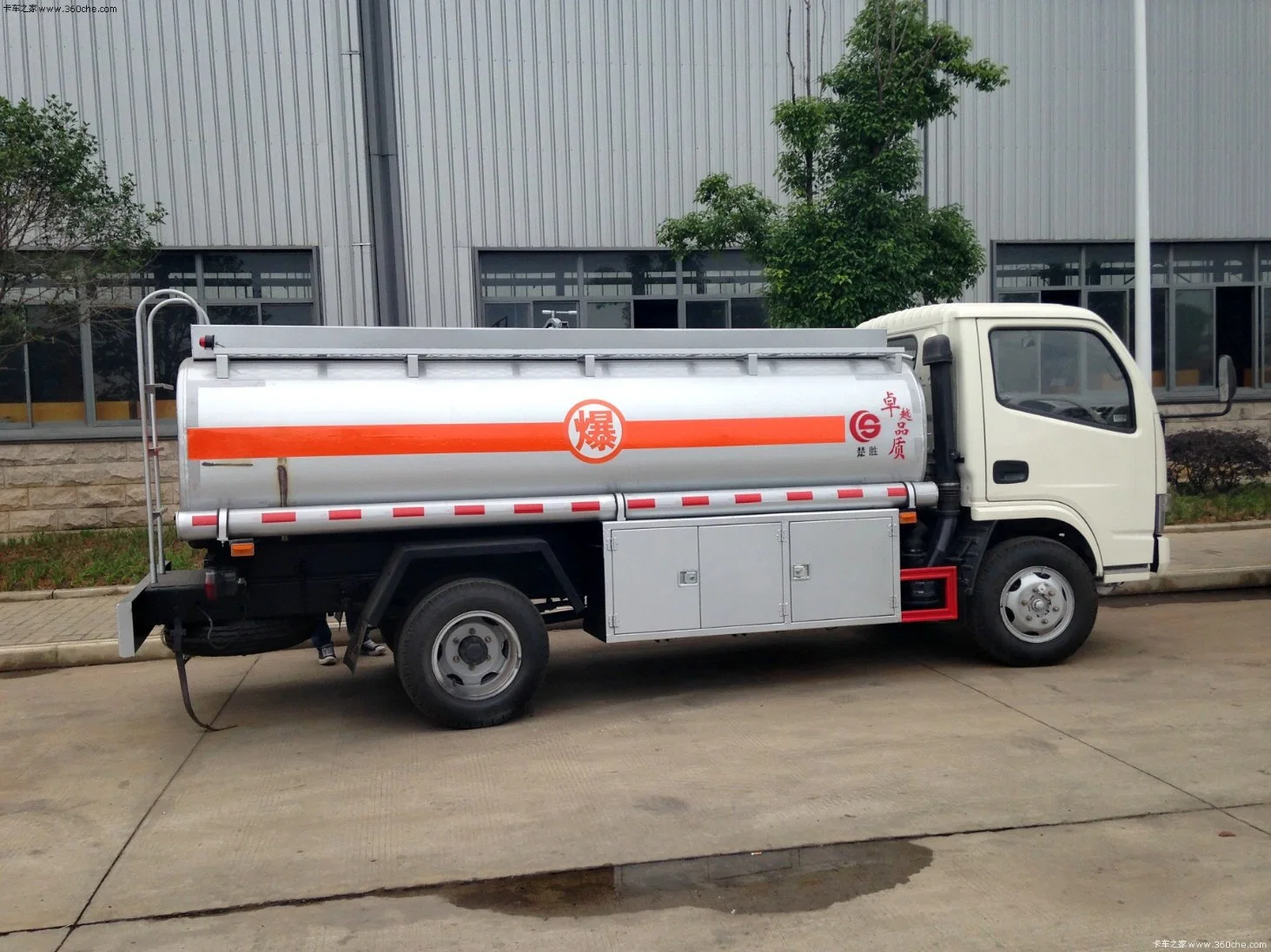 Dongfeng 4*2 Volume 9000L Fuel Tank Truck