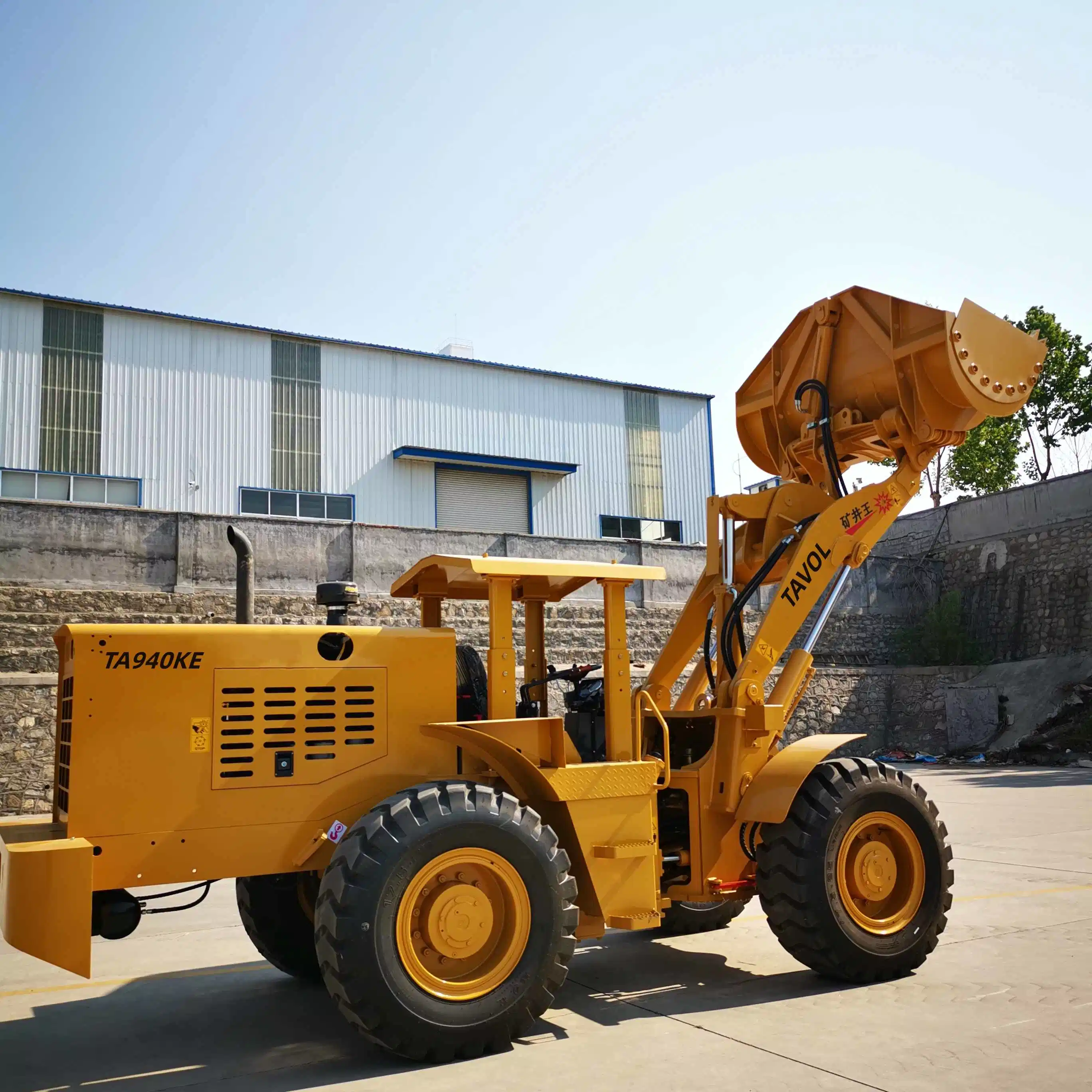 Good Mobile Loaders Mechanical Control with 1.7 Cubic Bucket in Mining Equipment