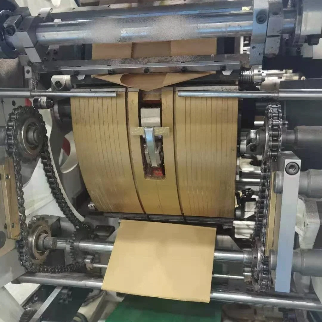 Équipe technique d'ingénierie à l'étranger d'adhésif automatique. Machine de fabrication de sacs en papier avec support cadeau.