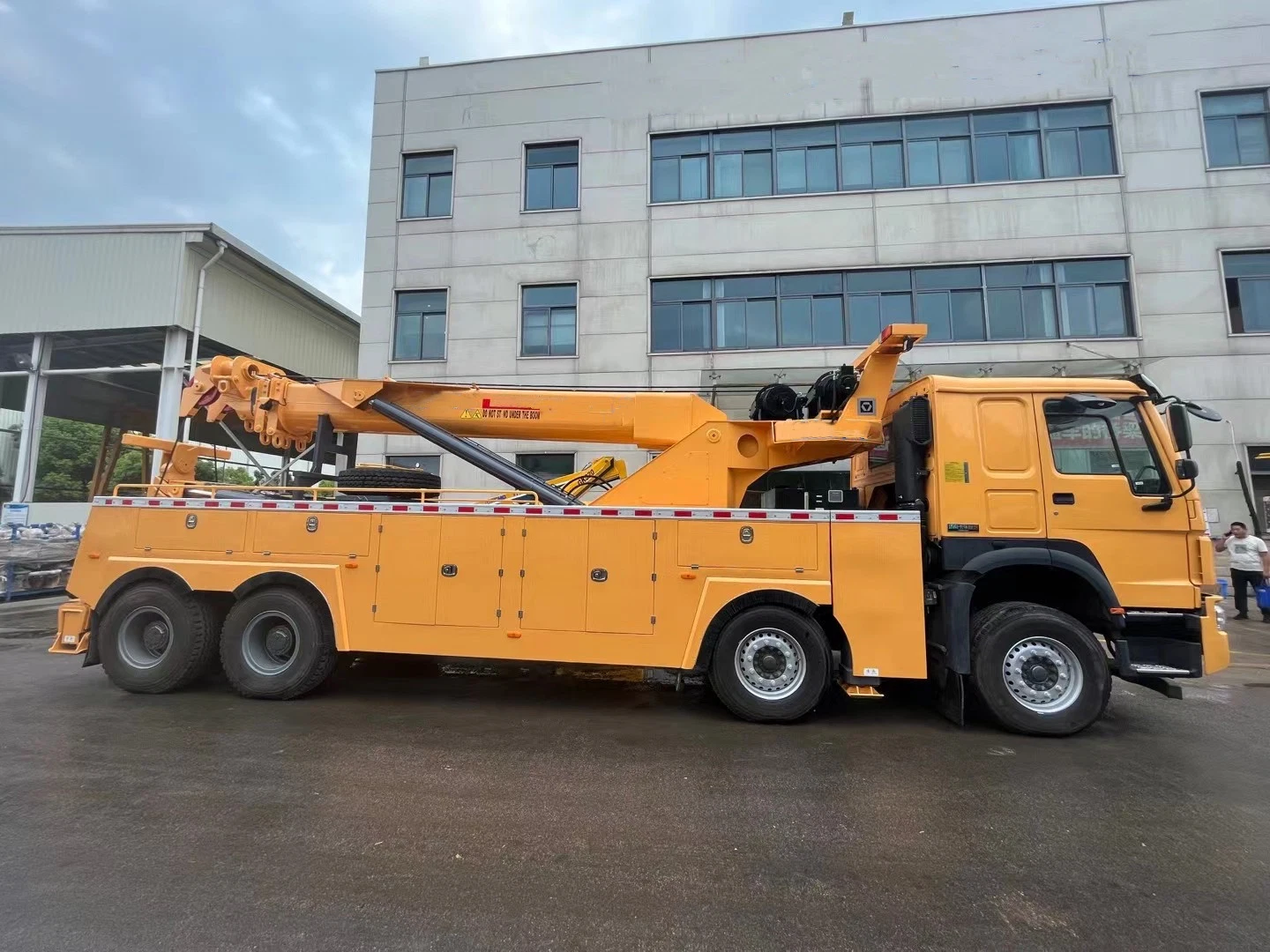 Sinotruk HOWO 6X4/4X2/8X4 Road Rescuer Road Recovery Rotary Towing Truck Wrecker for Sale