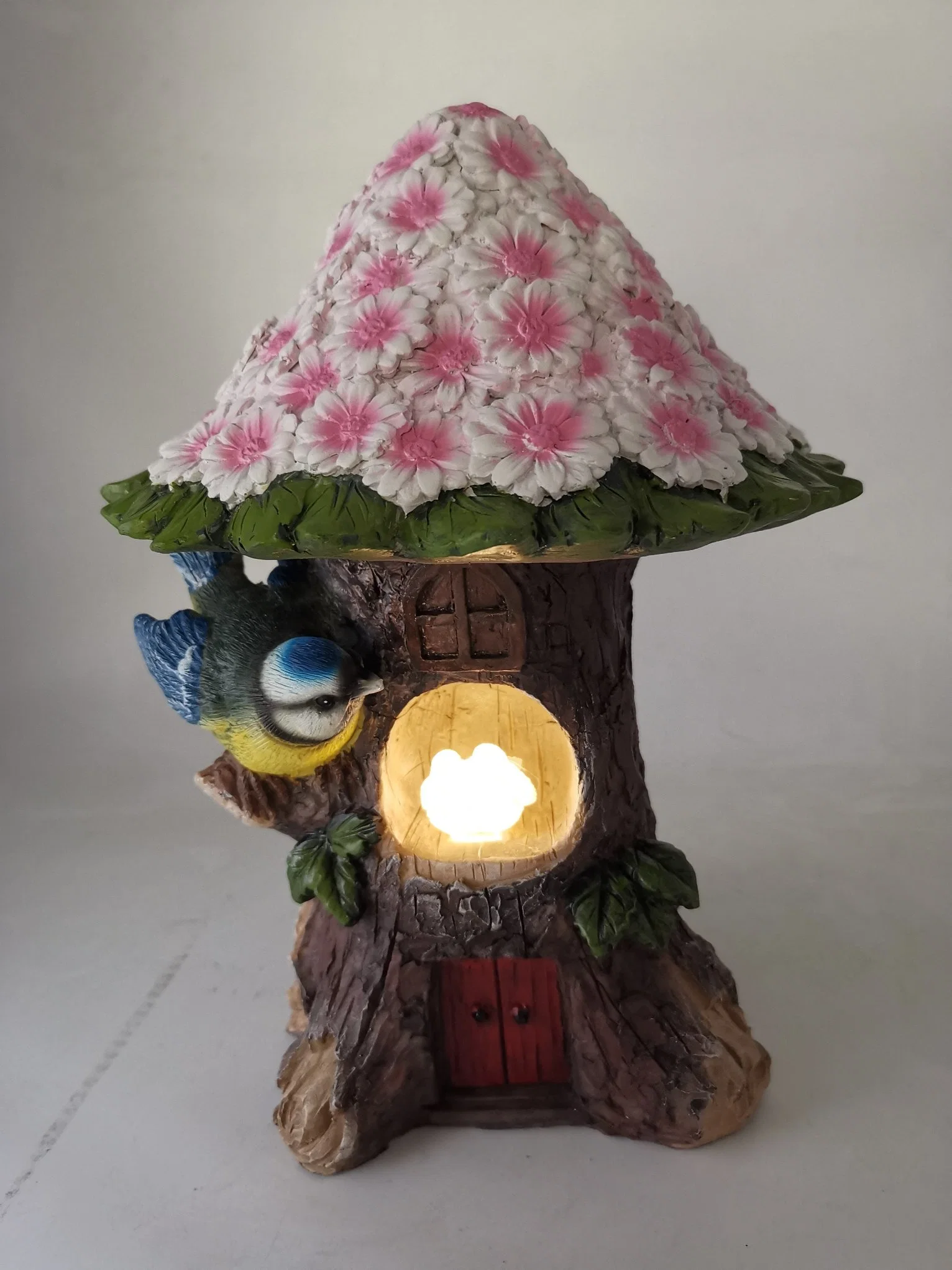 Großhandel Harz Fairy Garden Tree House mit Schmetterling Solar-Lampe Und Blumen für Innen- oder Außendekoration