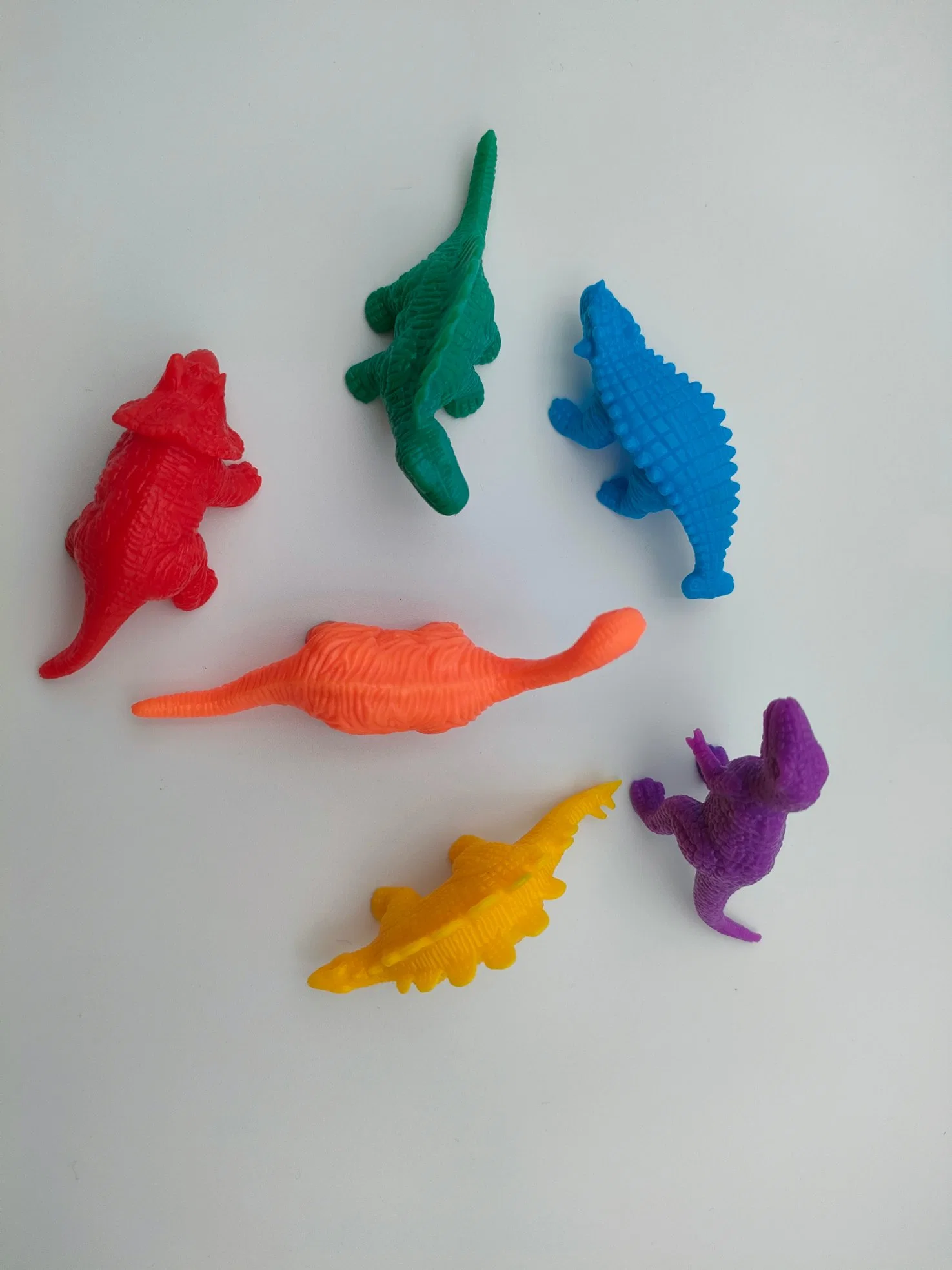 Figuras de dinosaurios de colores variados naranja, verde, rojo, amarillo, azul y morado Juguetes de dinosaurios