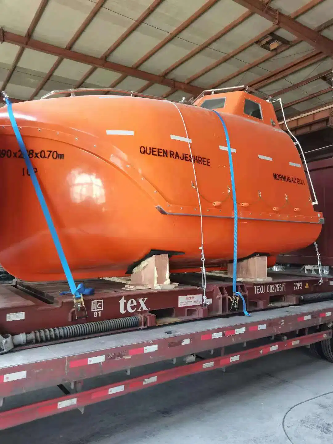 Marine Partially Enclosed Lifeboat for Lifesaving and Rescuing