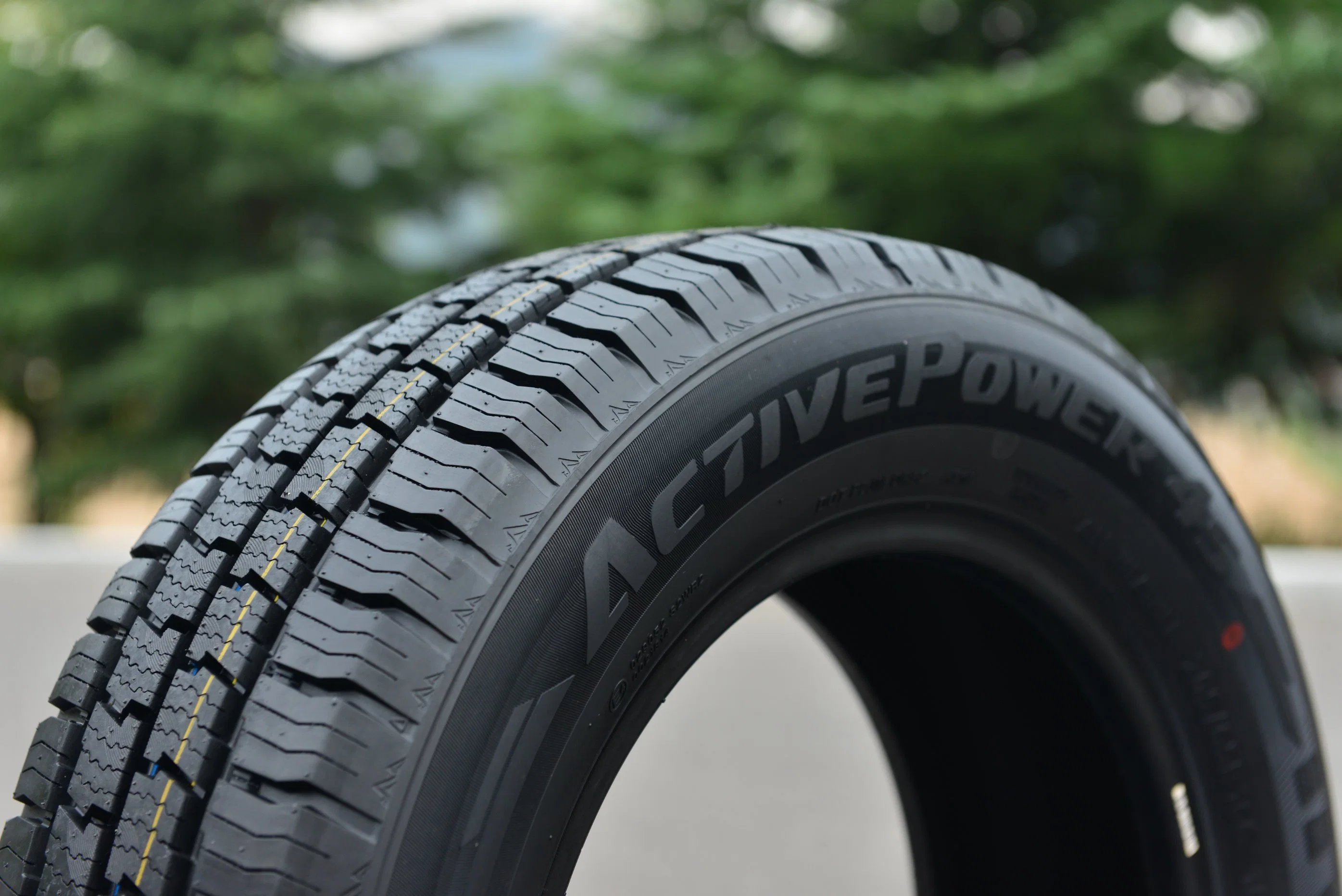 China Natural Rubber Car Tire with Popular Patterns