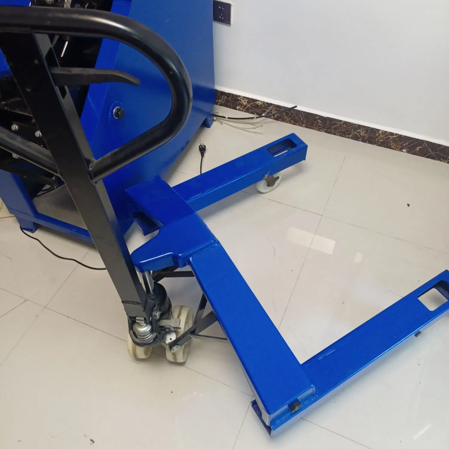 China Precio pequeño 1,5ton elevador mecánico ruedas de elevación hidráulica suelo Carro remolque Equipo de mano Equipo de palets Jack