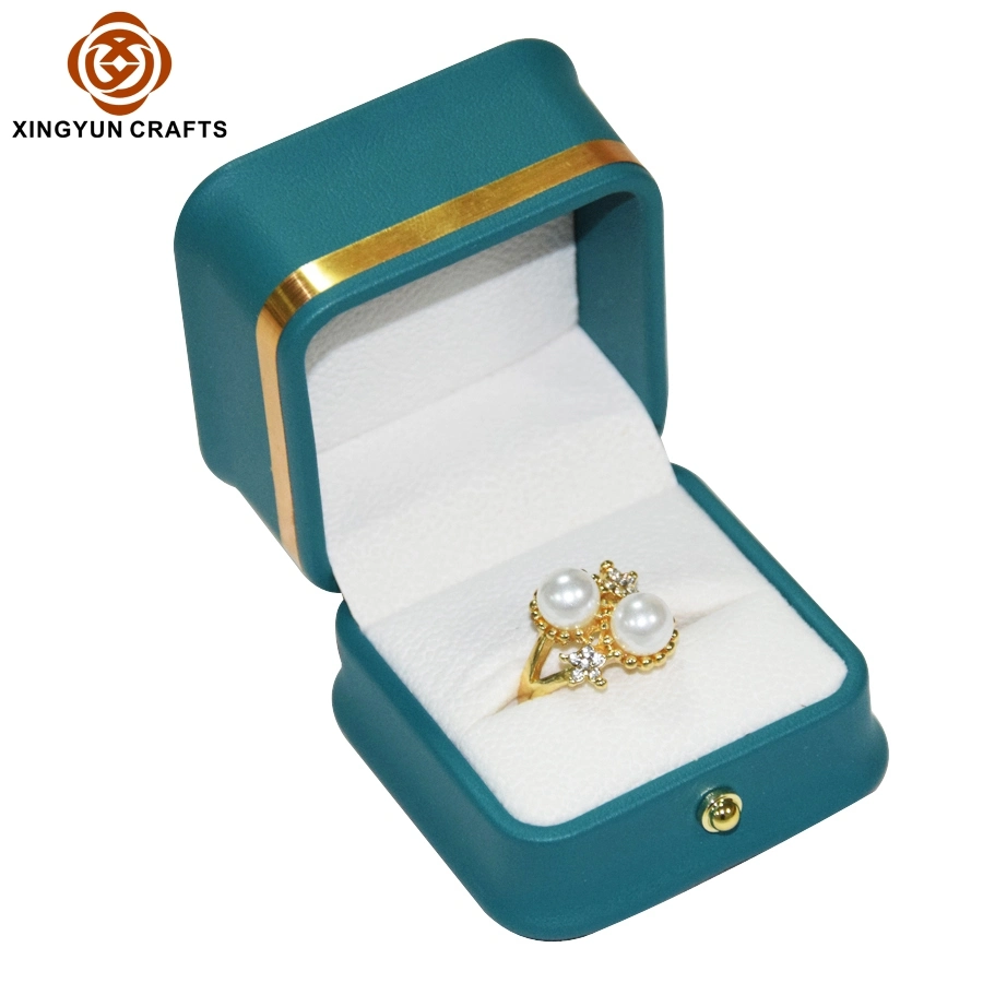 Nouvelle conception de bijoux en plastique Hot-Stamping paquet cadeau en similicuir boîte à zone de l'anneau en cuir de luxe