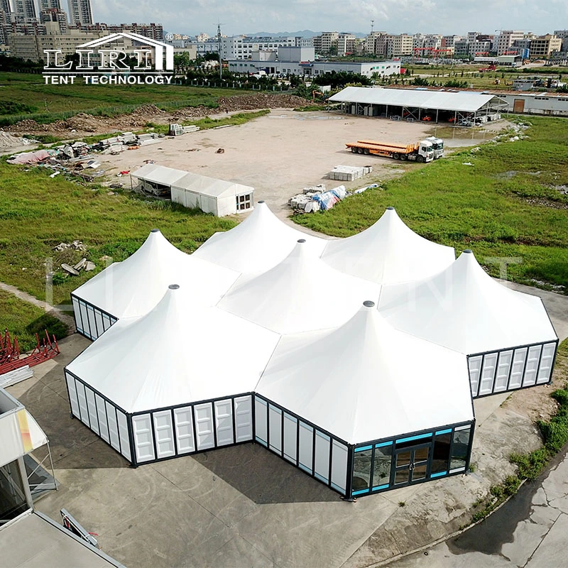 La cosechadora en el exterior de la Vivienda modular hexagonal Canopy caso Shop tiendas