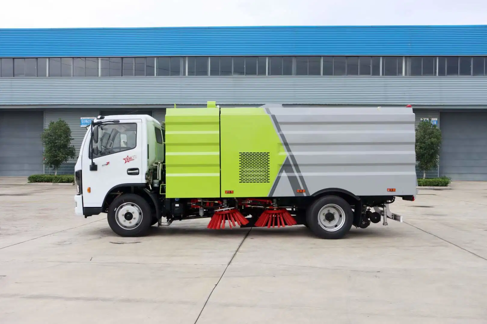 Dongfeng 120p 130HP 4000litre réservoir d'eau Road Sweeper chariot avec la pompe haute pression 5 de la GAC pétrolier à ordures