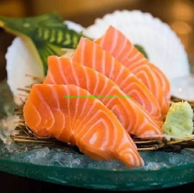 Fatia de salmão sushi, comida Halal. O salmão congelado