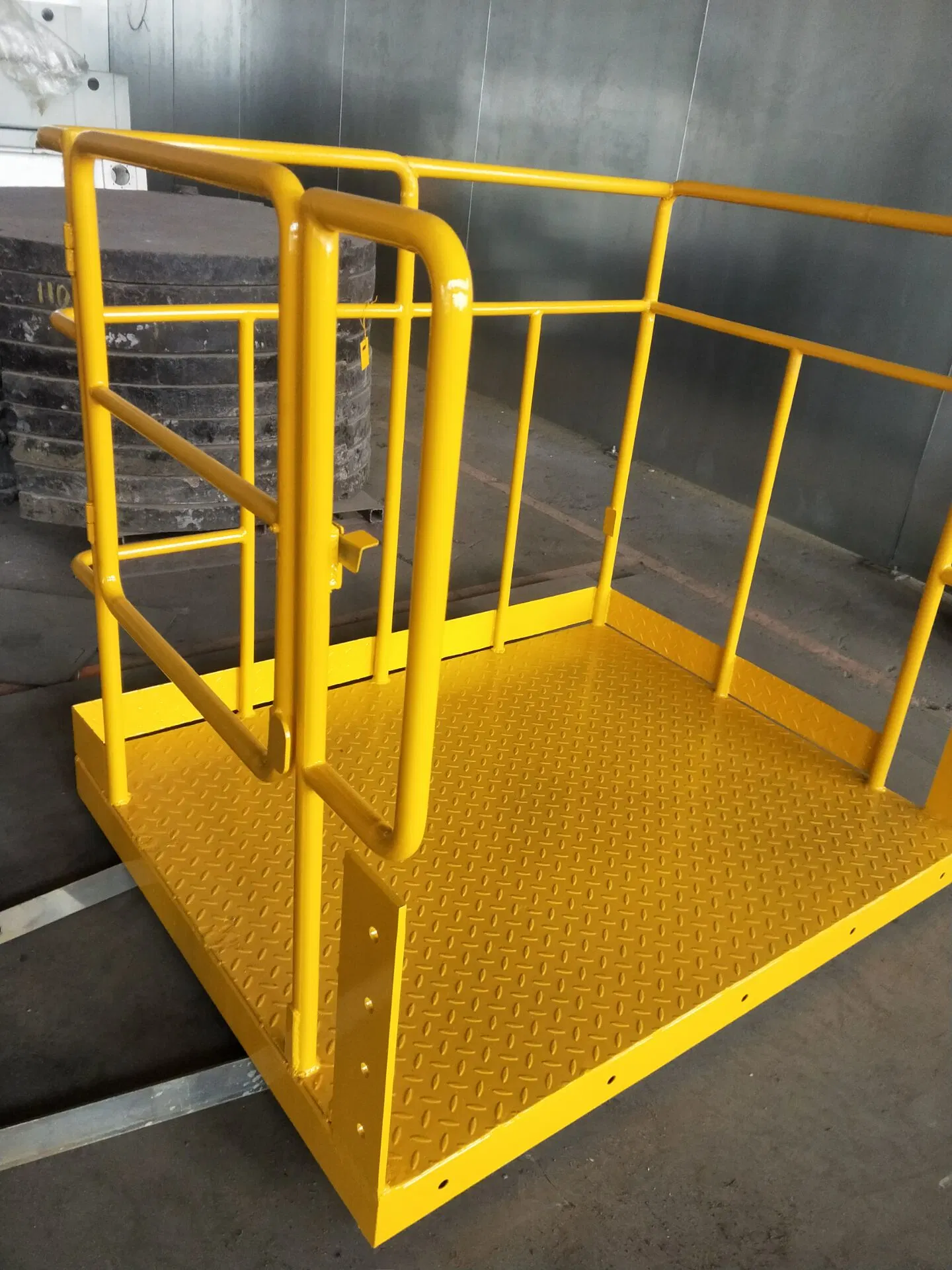 Ntc Crane Cabin/Control Console Seats and Control Box Are Mounted on a Swivel Base