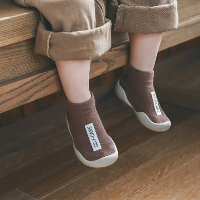 Nouveau-né très petite fille garçons chaussettes en caoutchouc massif semelle, anti-Slip hiver chaud bébé Chaussures de marche chaussons Esg13471