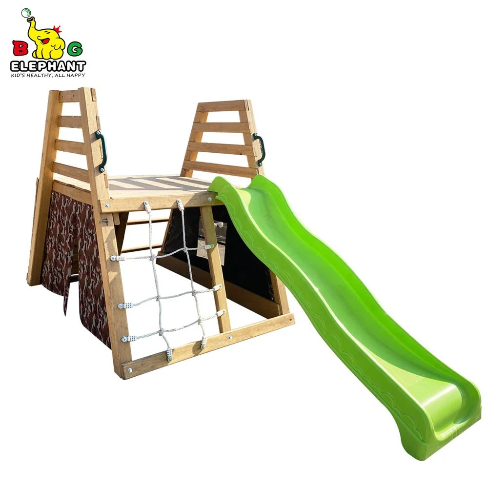 Juego de tobogán de madera con cuerda de escalada y columpio para niños.