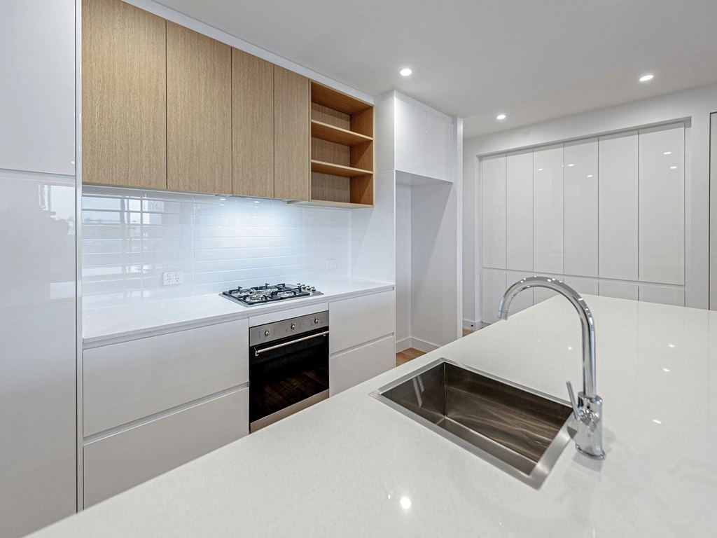 Modern White High Gloss and Oak Color Kitchen Cabinets with Island and Breakfast Bar (BLK-45)