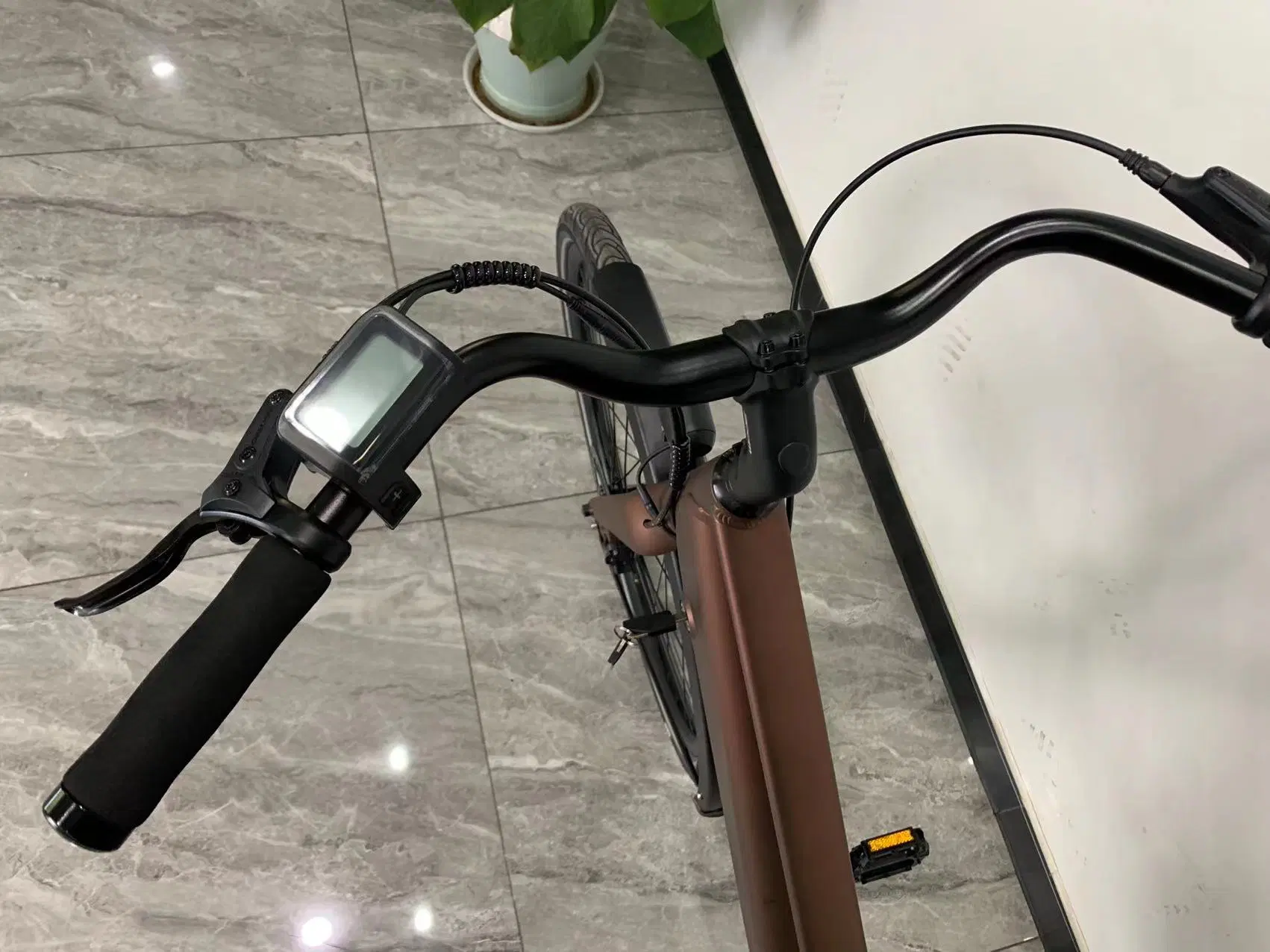 Vélo électrique en aluminium 700c à entraînement par courroie en gros en Chine avec moteur de 350W