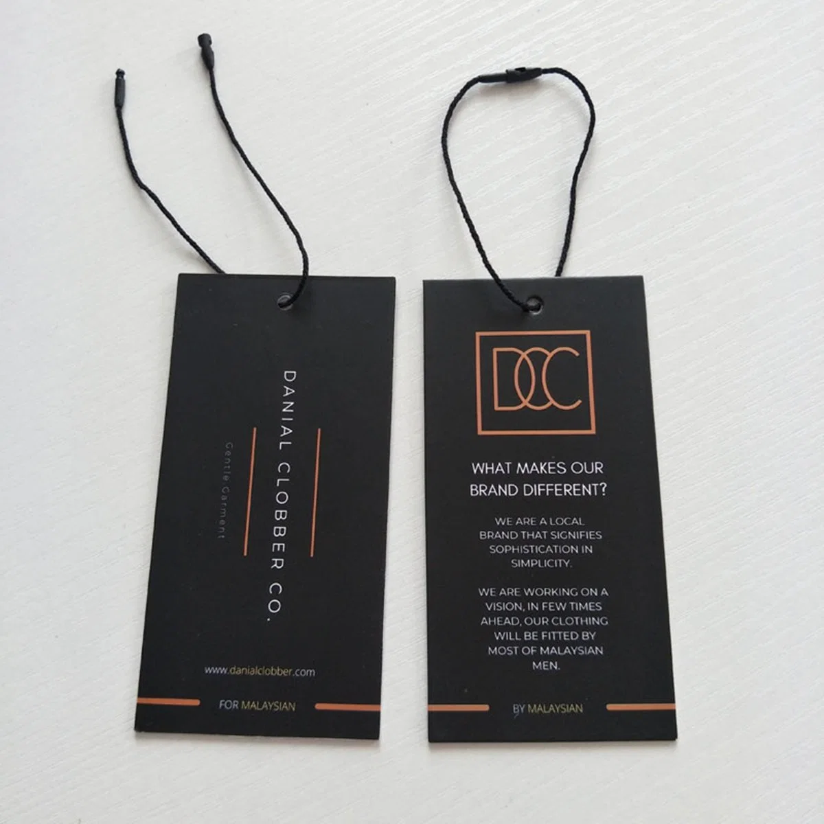 Haute qualité noir blanc imprimé personnalisé de mode Eco friendly UV Hangtags de papier personnalisé vêtements suspendus chaîne pendre Étiquette