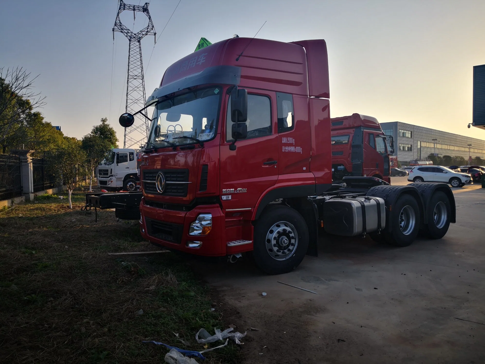 رأس مقطورة جديد من طراز Dongfeng 6X4 بقدرة 420 حصان اليورو 3 اليسار القيادة جهة اليمين المصنع السعر مخصص