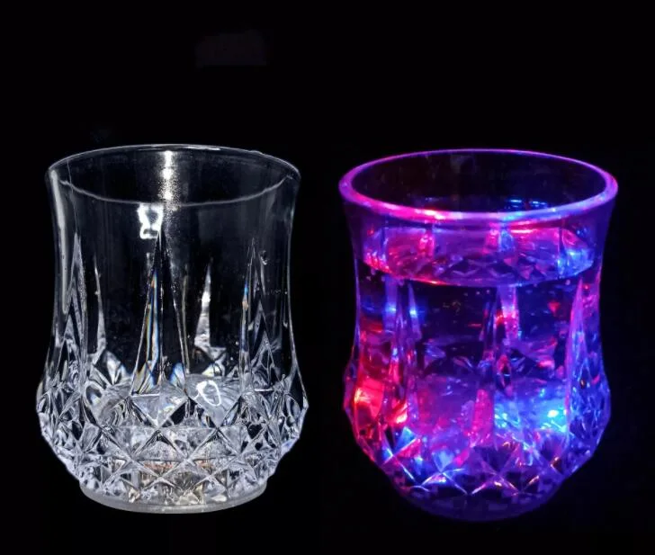 Luces de bar activadas por agua. Copa de cerveza que se ilumina con líquido.
