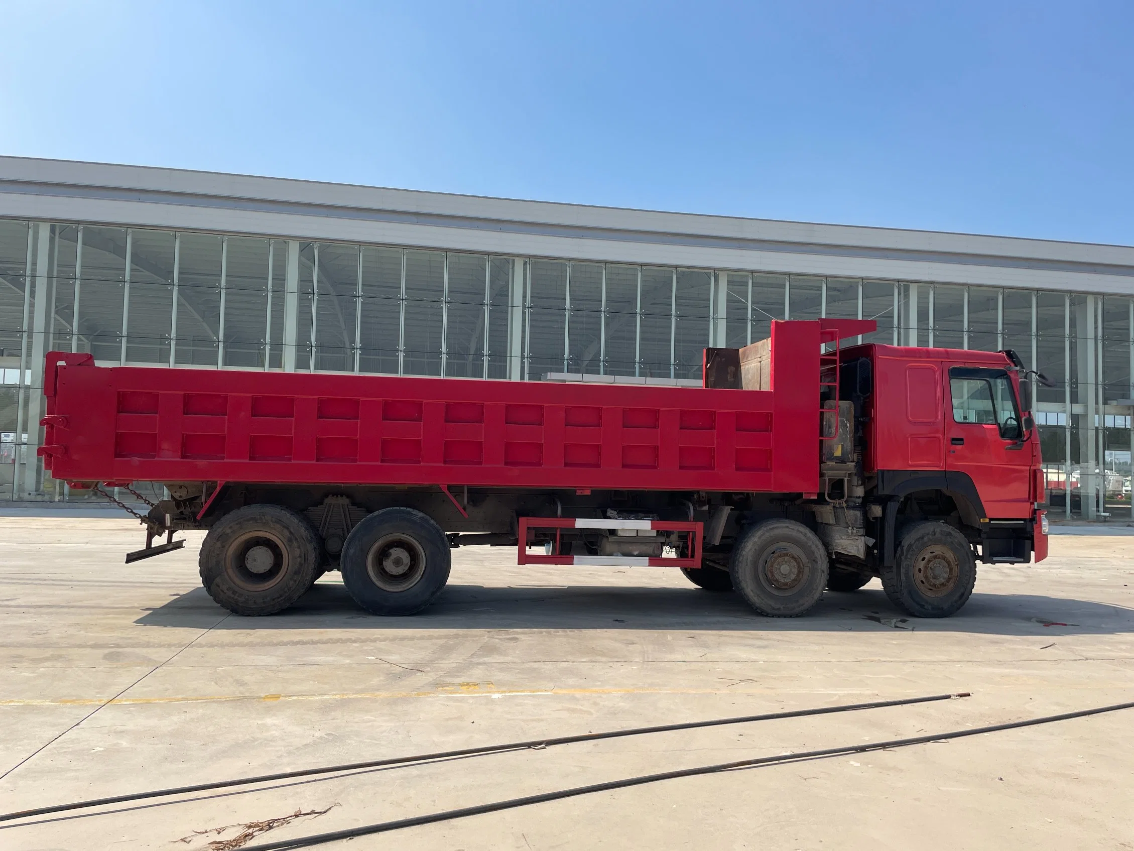 Buen estado bastante usado 375hp 12 ruedas 8X4 Sinotruk HOWO Camión volquete para África