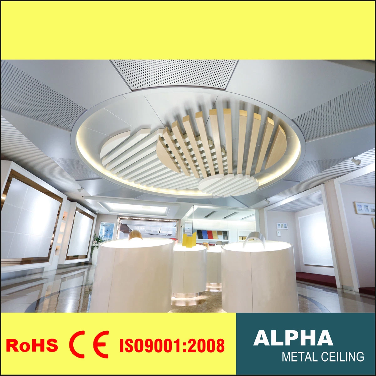 Plafond suspendu décoratif en aluminium extérieur de forme non standard.