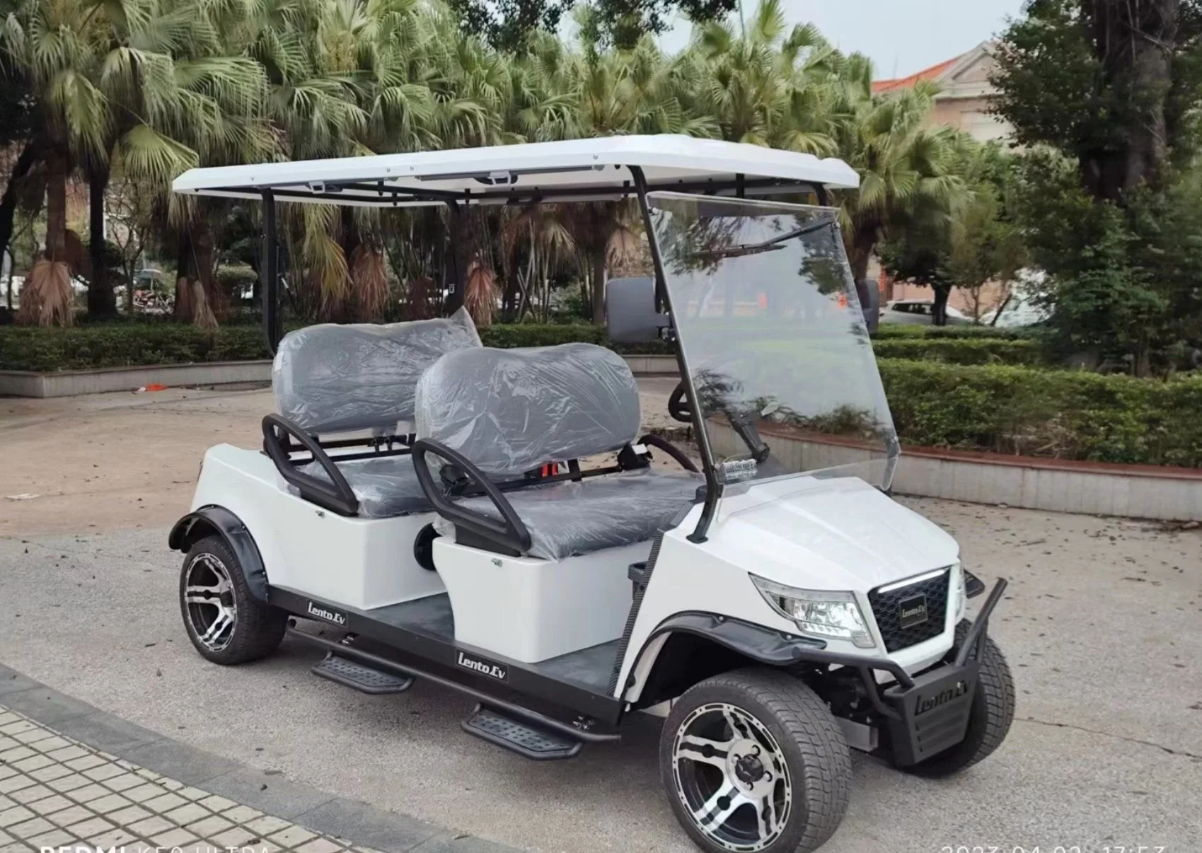 Quatro golfistas são um veículo elétrico prático e alto