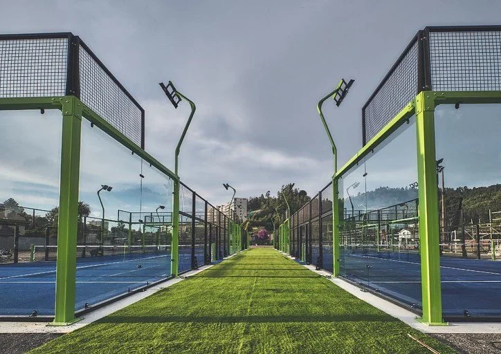 Fabricant de terrain de padel de haute qualité, usine panoramique de tennis de pagaie galvanisée à chaud.