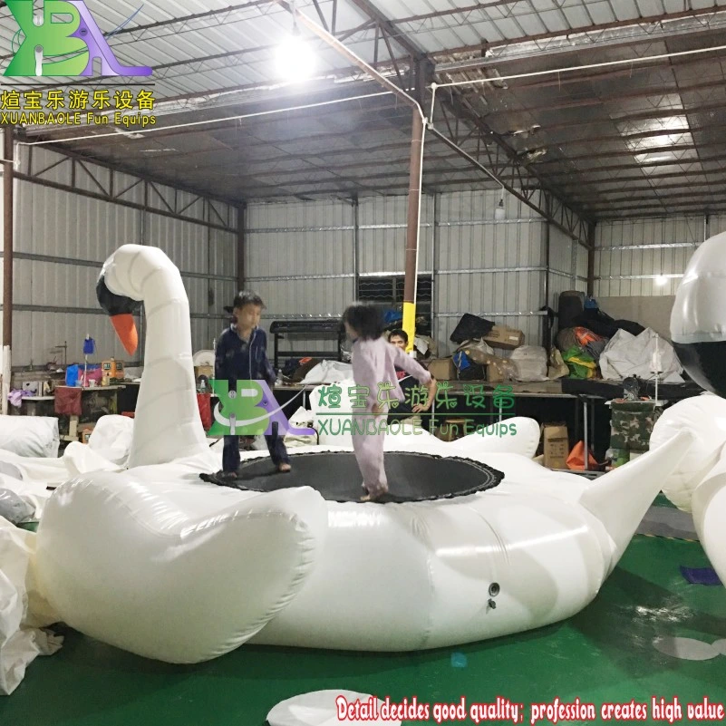 White Swan insufláveis água flutuante trampolim cama saltos flutuantes de adultos