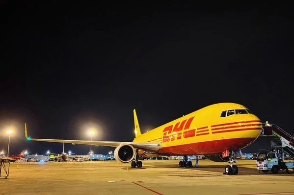 خدمة الشحن الدولي لشركة DHL UPS FDX Agent Express Courier من لانزو / جويانج / شي أند رسقوور؛ في الصين إلى روما، ميلانو، إيطاليا فرينز