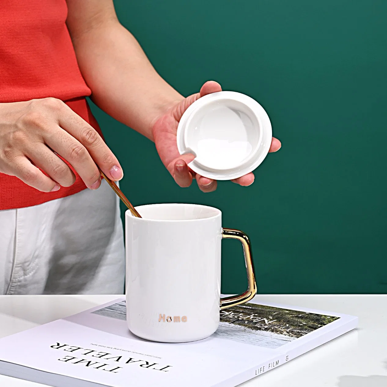 Керамическая чашка для кофе оптом с ложкой и крышкой современная Фарфоровая кружка для подарков и домашнего обихода